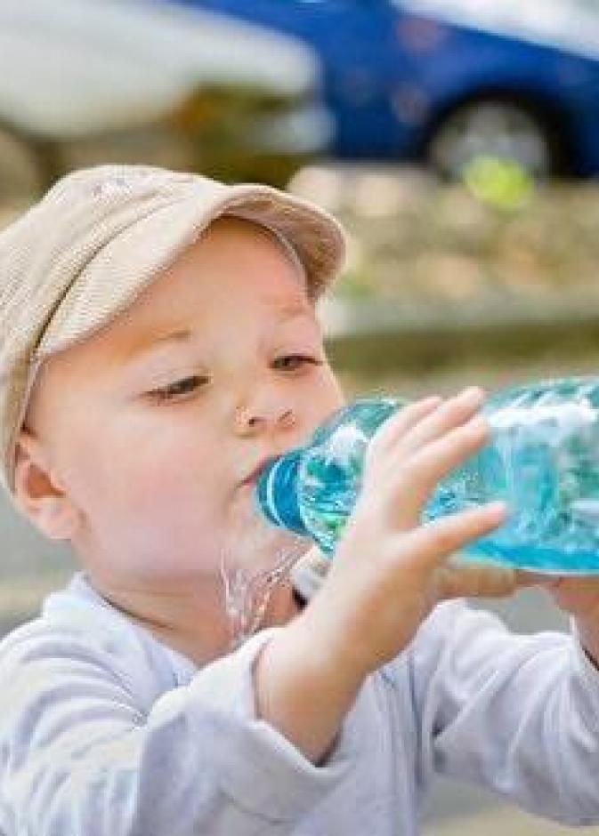 علامات تشير الى حاجة طفلك الملحة للماء