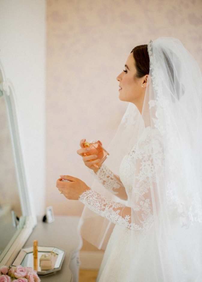اختاري العطر الذي يتماشى مع رائحة جسمك و جربيه مباشرة على معصمك