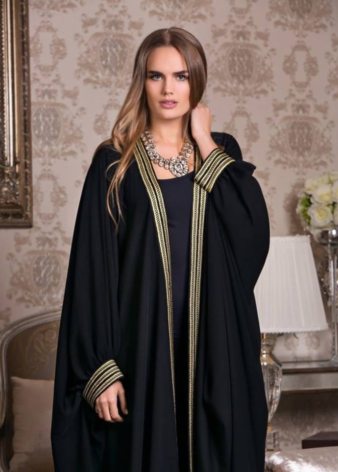 اكسسوارات اللون الذهبي مع العبايات السوداء بأسلوب زوري اشكناني