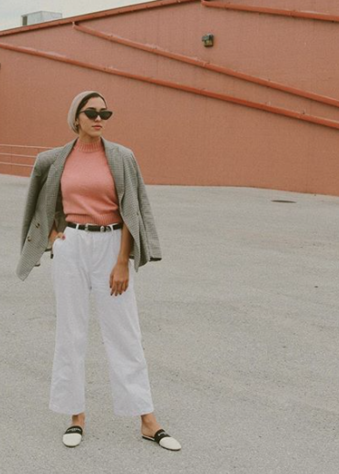 اختارت الكويتية مرمر بليزر عصري بقصّة عريضة مع سروال مخطط وصندل جذاب