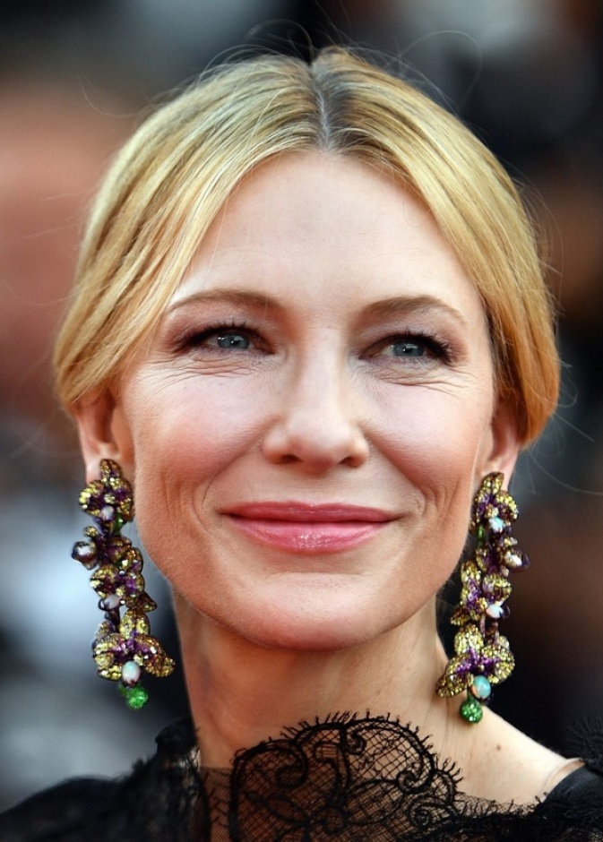 كيت بلانشيت رئيس لجنة التحكيم في مهرجان كان 2018 ترتدي أقراط شوبارد 