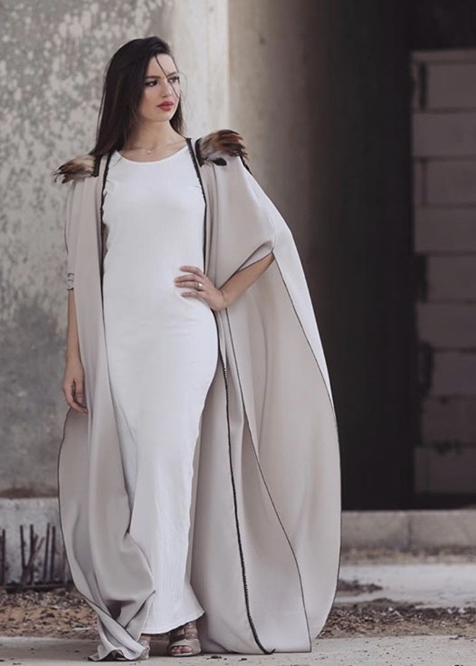 عباية تصميم بشت بتفاصيل الريش من Soha MT collection
