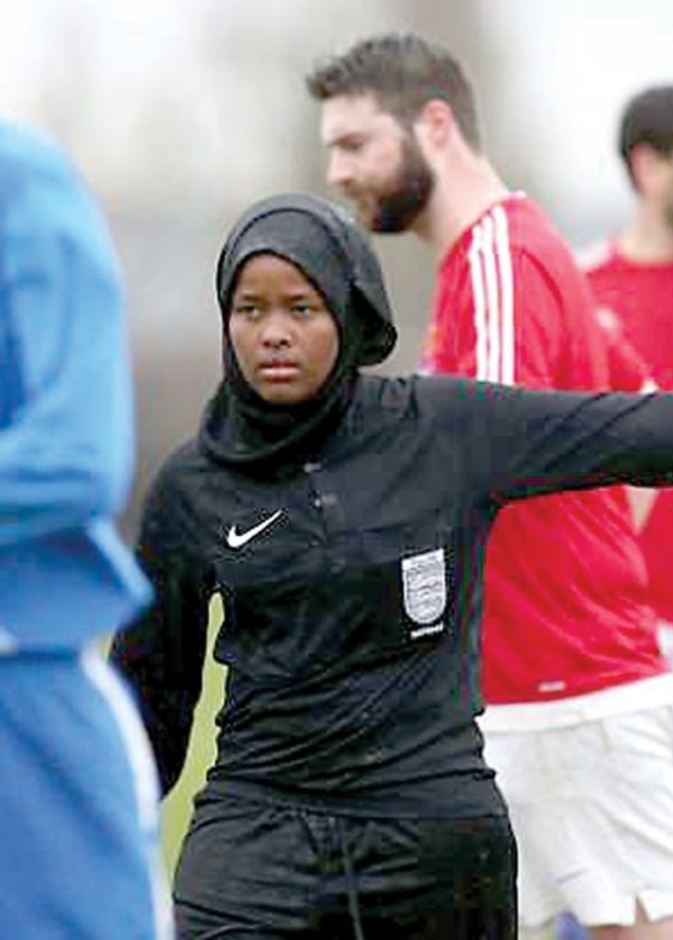 جواهر روبل أو مسلمة تدير مباريات كرة القدم في بريطانيا