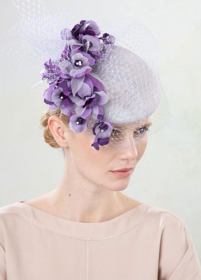 قبعة تزينها وردة