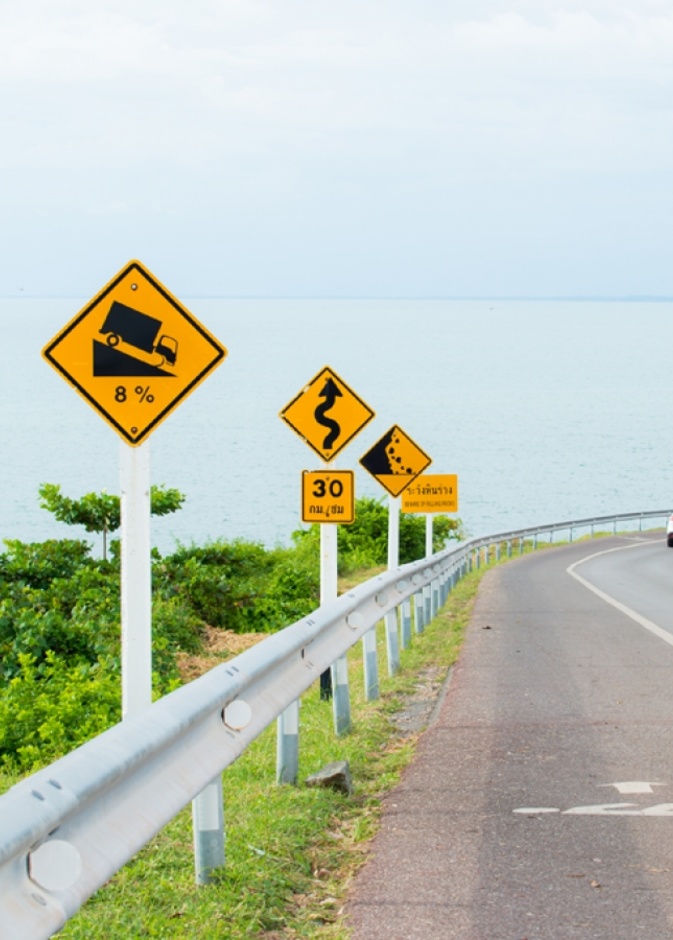 علامات الطريق المرورية الأساسية التي يجب أن تعرفها كل سائقة