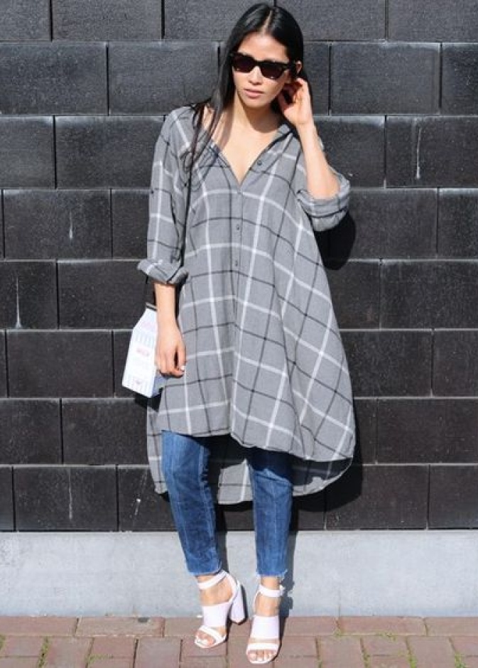 تليق القمصان الطويلة باطلالات المحجبات بأسلوب شبابي