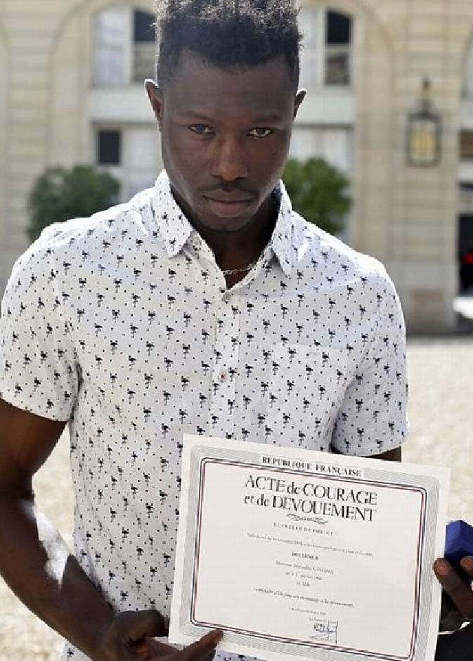 بطل حقيقي يحاكي سبايدر مان ويتسلق مبنى لإنقاذ طفل