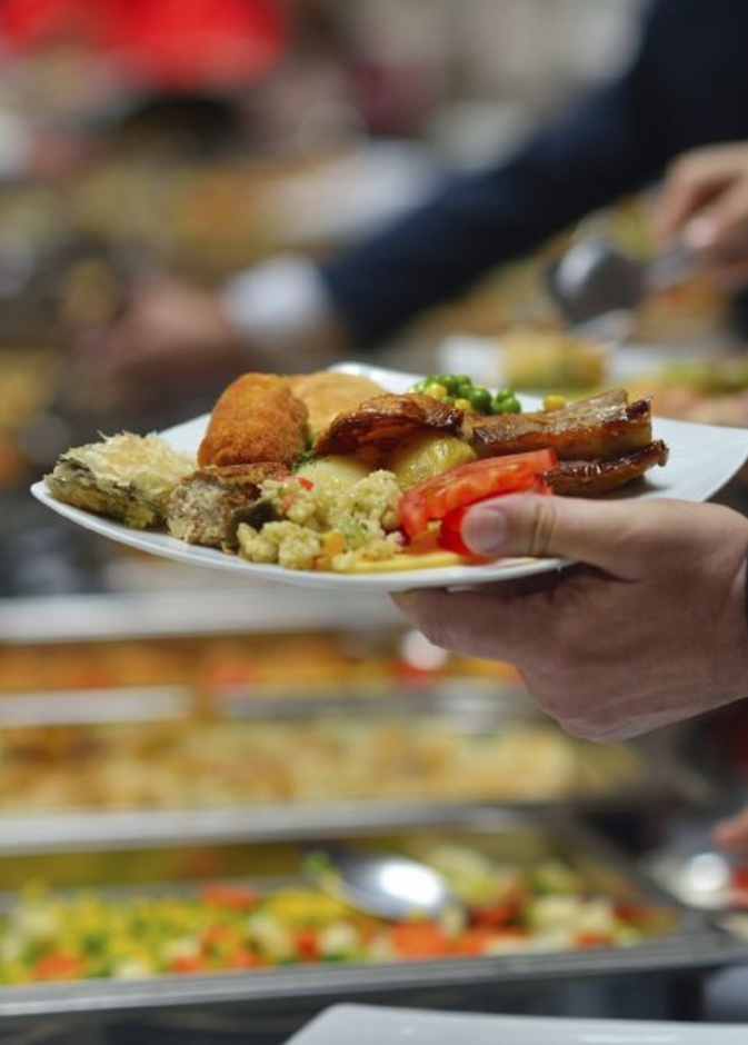  لا تضع في طبقك كمية مبالغ فيها من الأطعمة