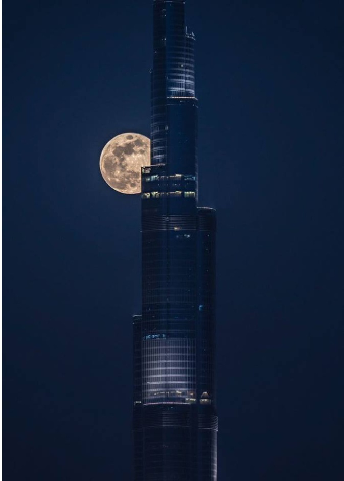 صورة مميزة لبرج خليفة حيث يبدو بدر شهر رمضان مكتملا