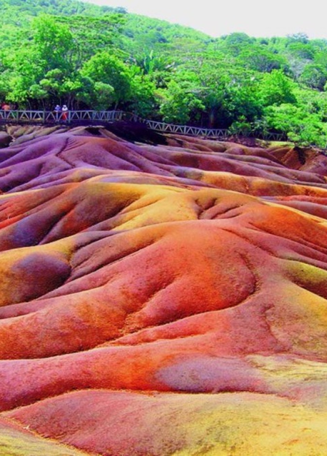 ارض السبعة الوان في الموريشيون من عجائب الطبيعة المبهرة