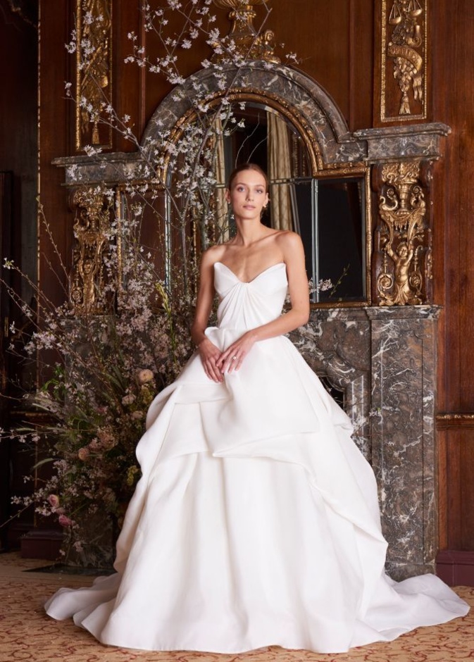 فستان زفاف ناعم و انيق خال من التطريزات و النقشات من مجموعة ايلي صعب لربيع 2019