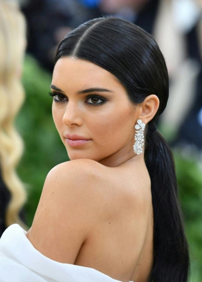 كيندال جينير في حفل المت غالا ترتدي أقراط الماس من تيفاني Tiffany