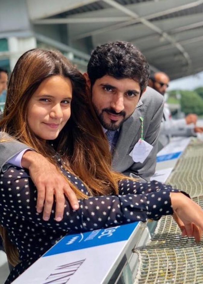 فزاع مع شقيقته الجليلة خلال تواجدهما في سباق الاوكس في لندن