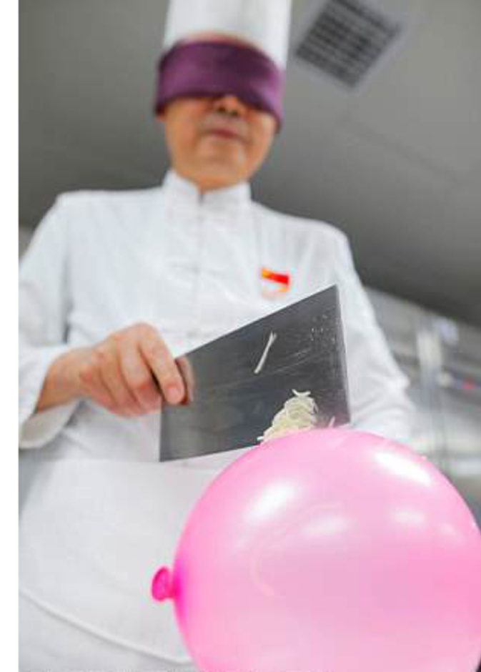 شيف بارع يقطع بطاطس رقيقة على سطح بالون وهو معصوب العينين