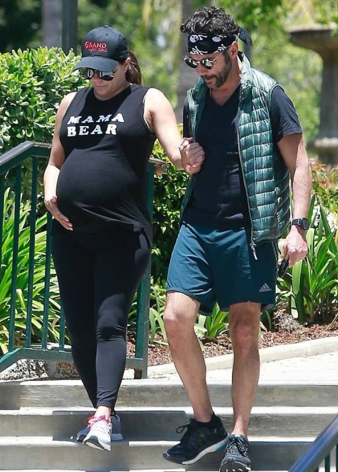 إيفا لونغوريا في نزهة رياضية مع زوجها حيث لا تفصلها سوى أيام عن موعد ولادتها!