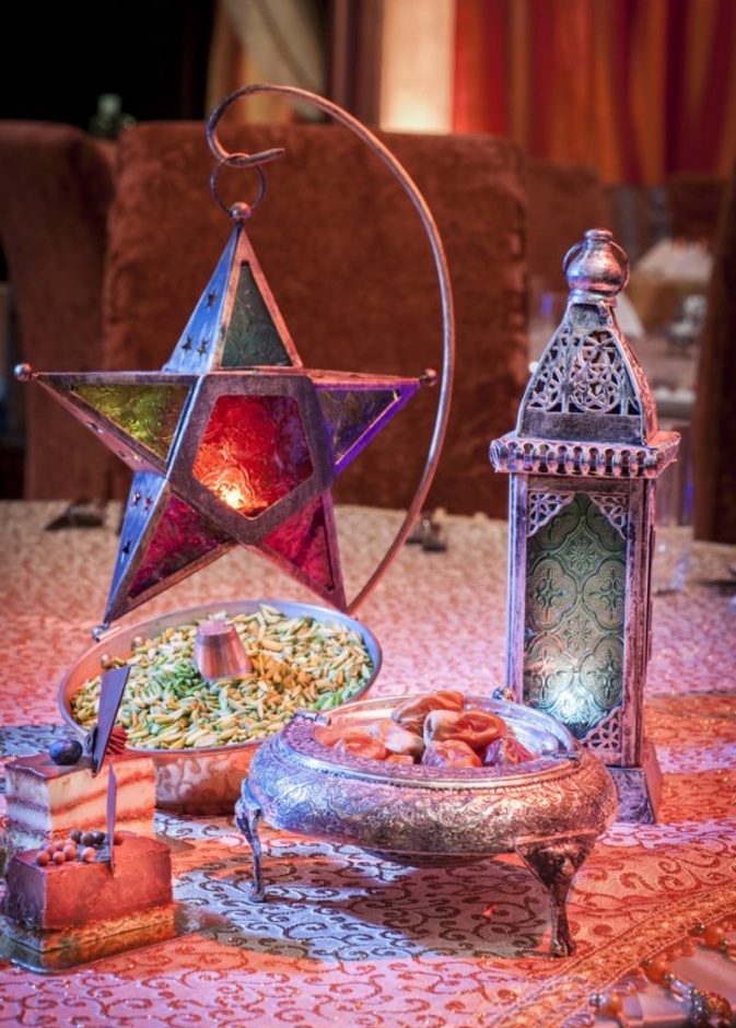 اكسسوارات باللون الذهبي لموائد رمضان بلمسة شرقية