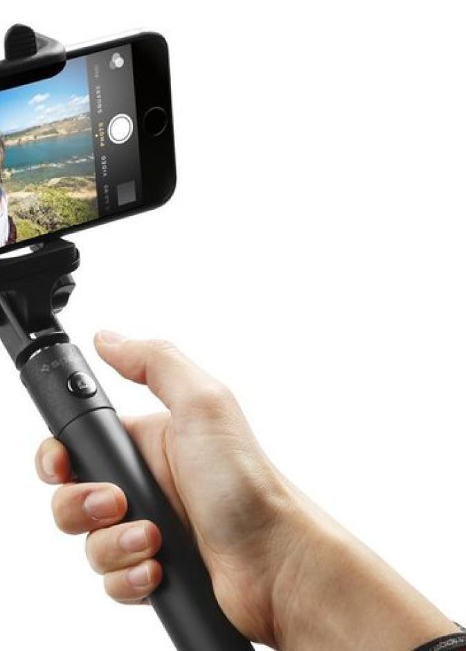 صورة سيلفي مع امرأة صدمها قطار تثير غضب الإيطاليين