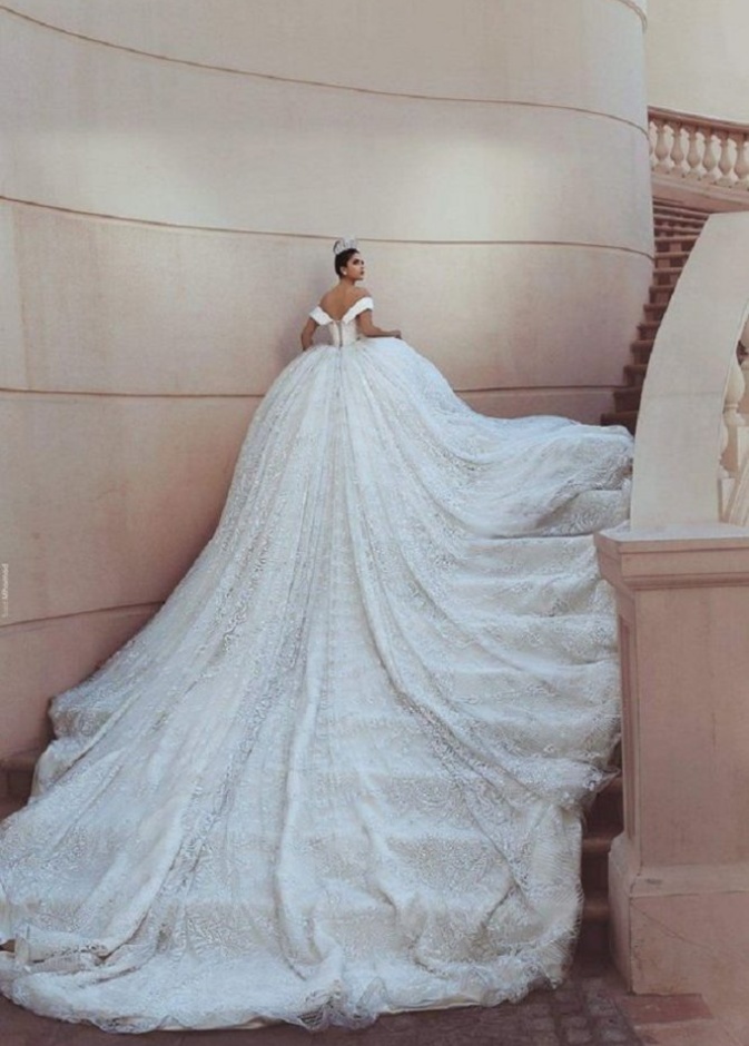 فستان مع ذيل طويل لعرس أسطوري