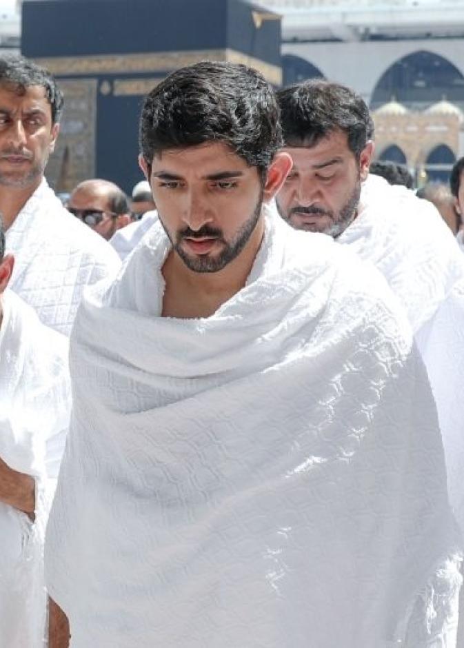 الشيخ فزاع خلال تأديته لمناسك العمرة