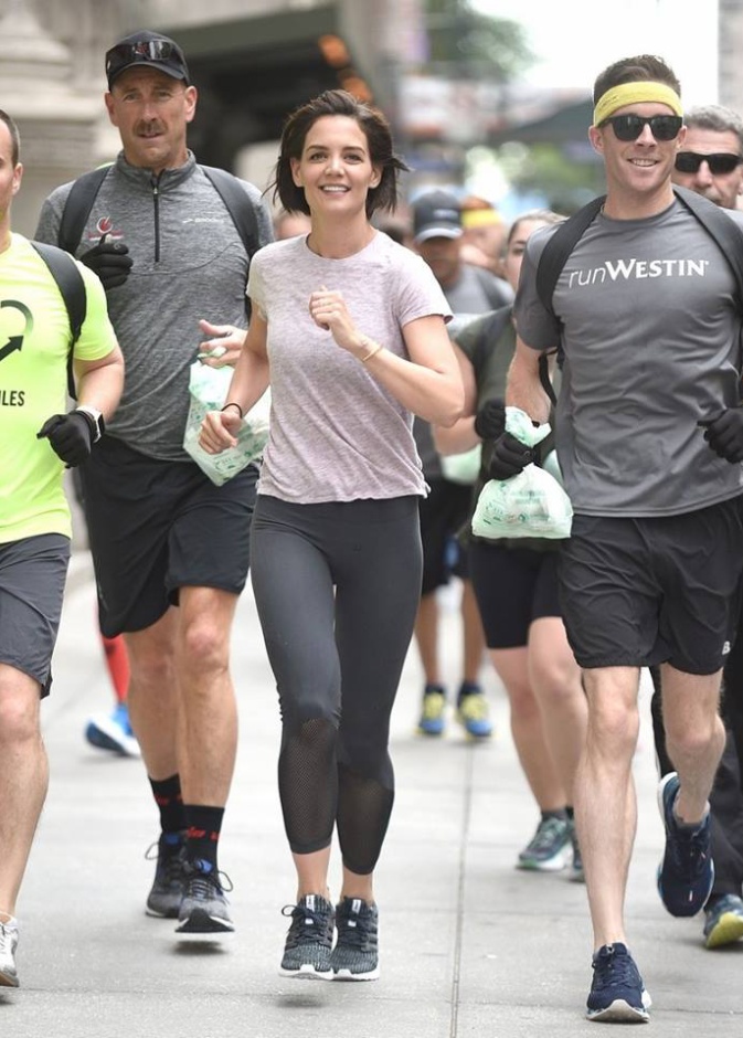 كاتي هولمز خلال مشاركتها في فعالية يوم الركض العالمي في نيويورك