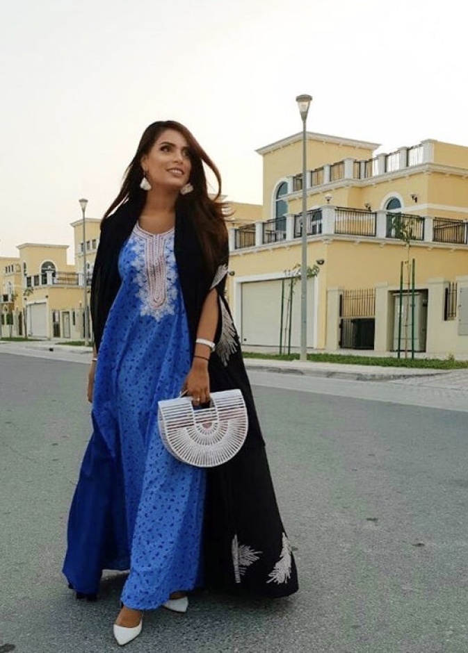 قفطان ميدي بطبعات ملونة من Canava Design