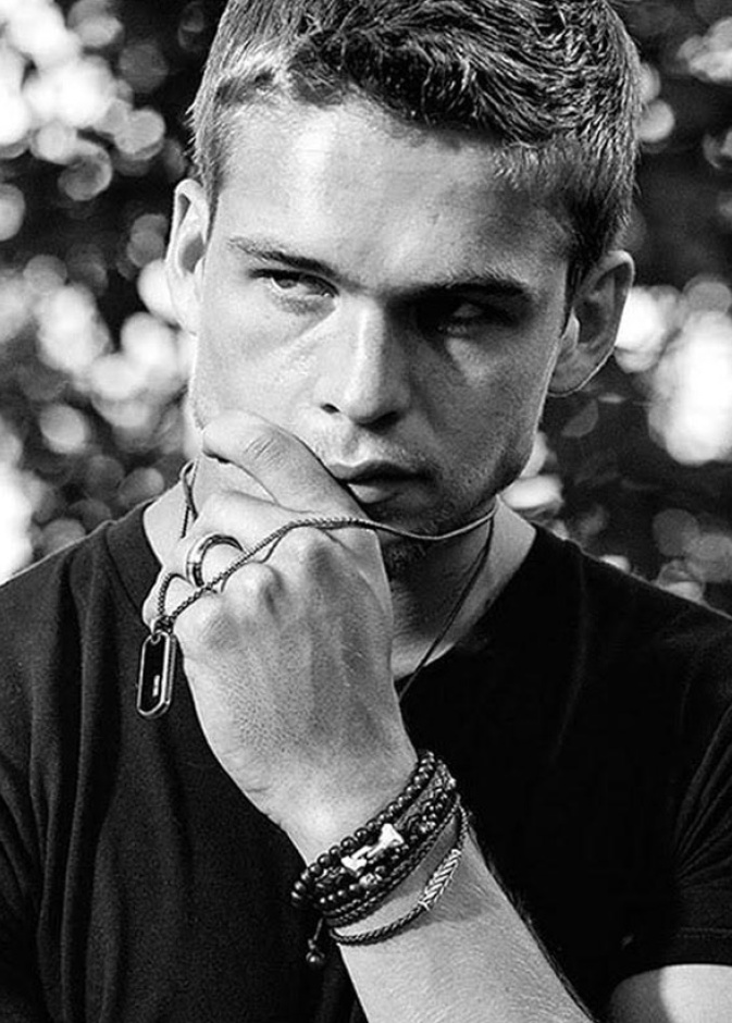  لأصحاب الذوق الكلاسيكي اختر الأساور باللون الأسود