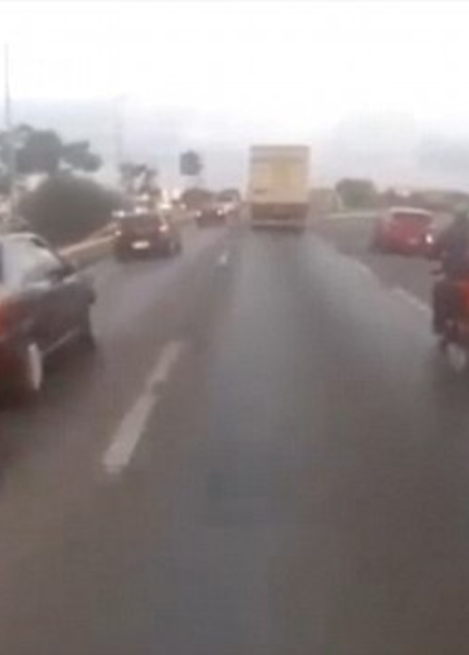 فيديو مخيف لسائق دراجة اصطدم إطار سيارة في رأسه