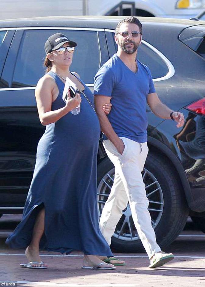 لا زالت إيفا لونجوريا تعد الأيام بانتظار موعد ولادة طفلها الأول