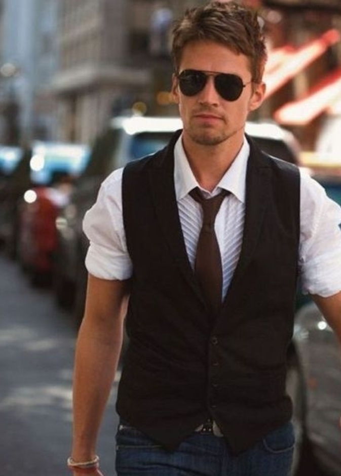 لوك ملفت وعصري بأسلوب ملائم للشباب بالفيست الكحلي