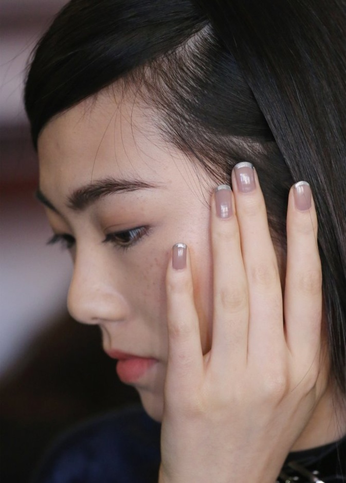 ألوان أظافر نود مع الخطوط السوداء من Tibi