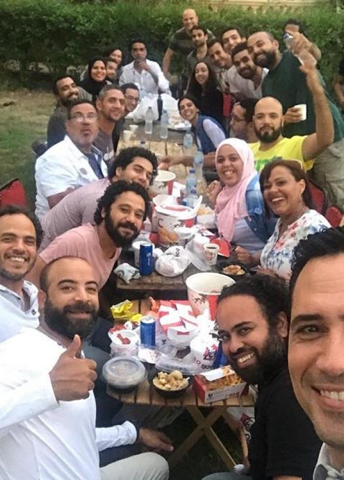 ظافر العابدين بصورة سيلفي خلال إفطار فريق عمل ليالي أوجيني