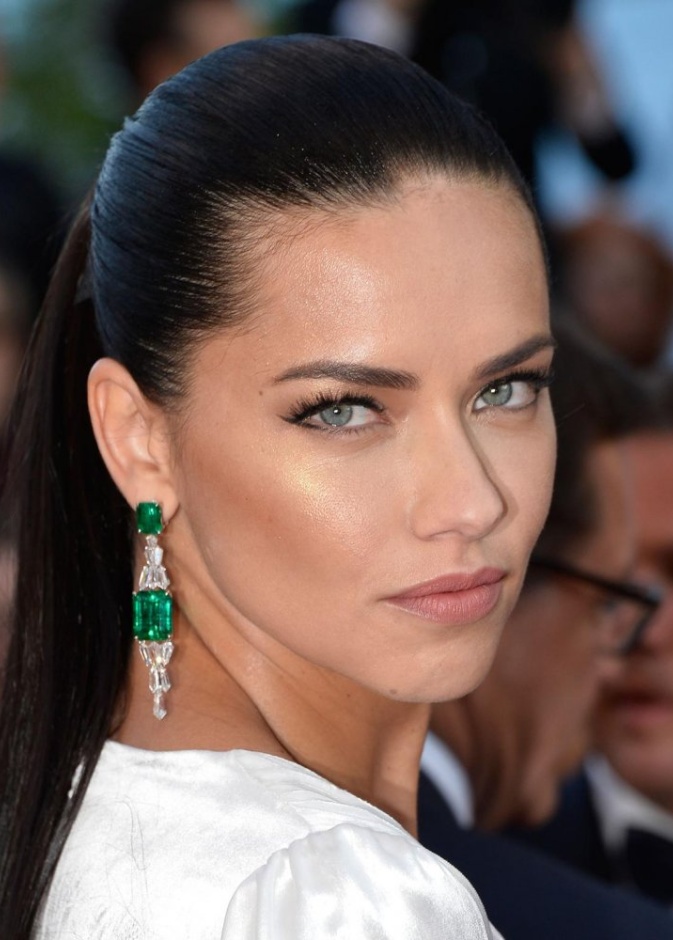 أدريانا ليما جذابة بأقراط الذهب