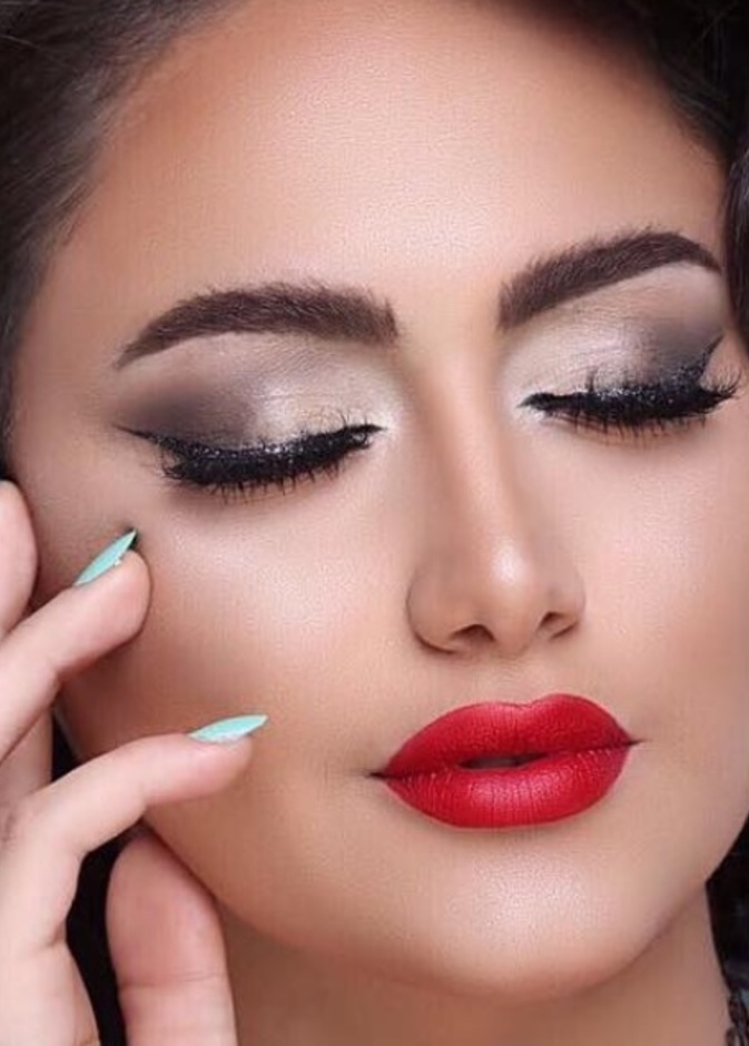 مكياج فضي مع أحمر شفاه جريء
