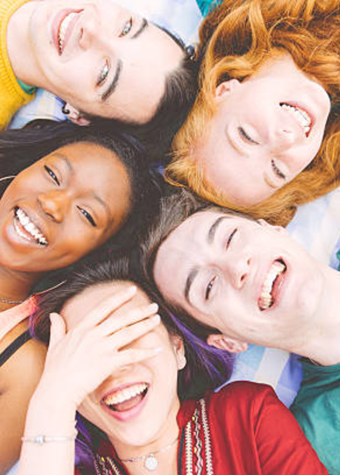 بالنسبة للمراهق الجوزاء، الأصدقاء هم بمثابة عائلة أخرى