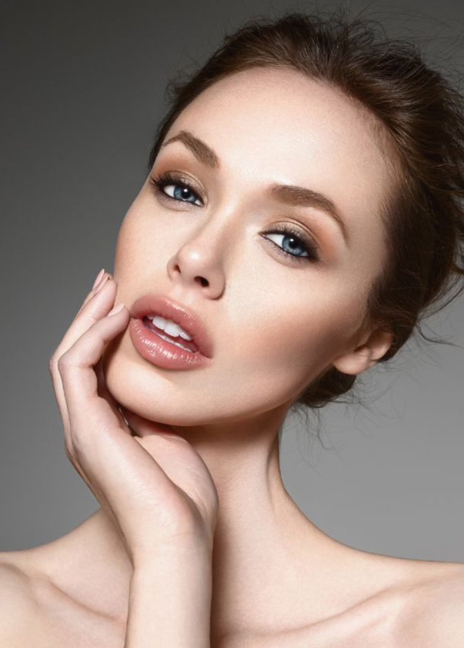 تمشيط الحواجب ستساعدك في التخفيف من حدة الخطوطط الذي رسمتيها