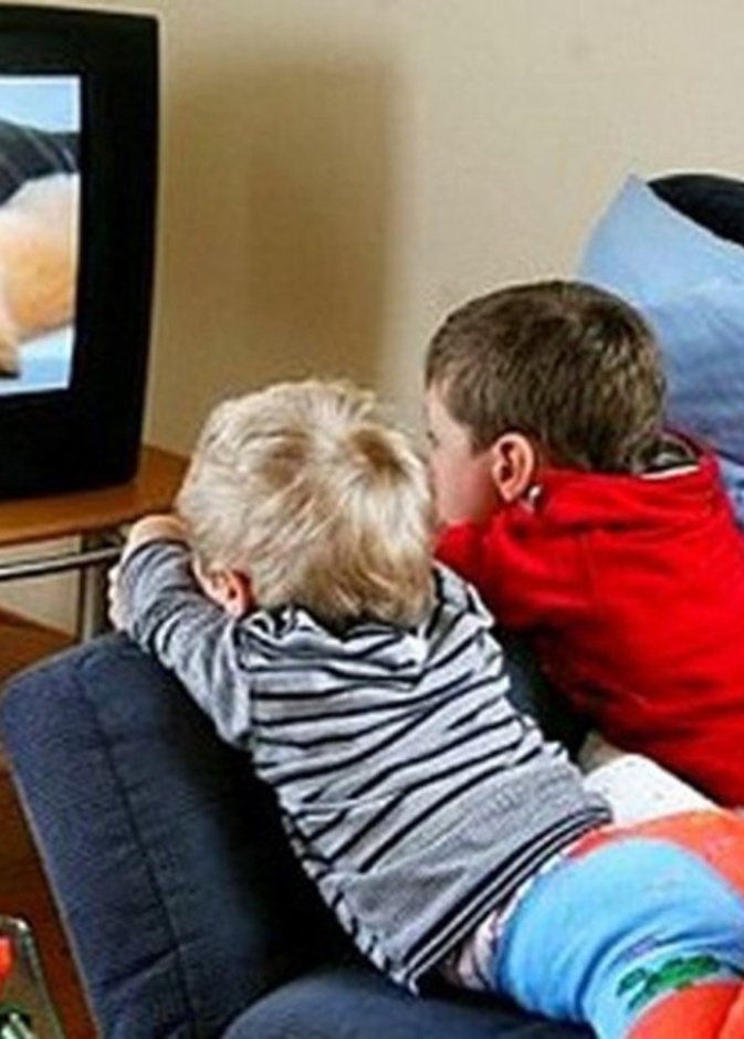 تتحكم المرحلة العمرية للاطفال في تحديد الطرق الصحيحة والصحية لاستخدام التلفاز والالعاب الالكترونية