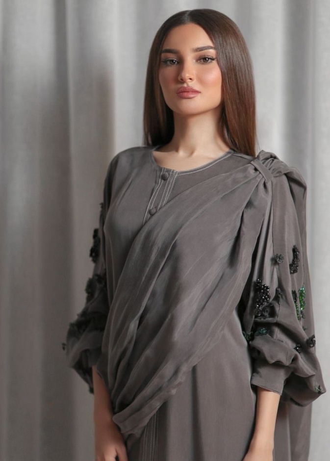 عباية سوداء مزدانة بالوان ميتاليكية