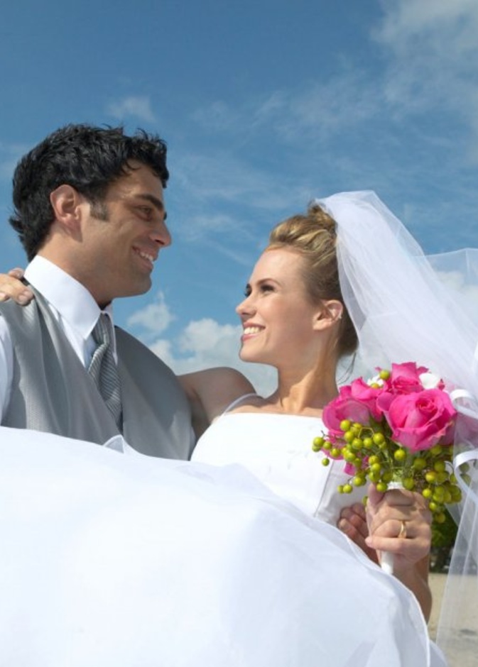 زينة طاولات لحفل زفاف استوائي