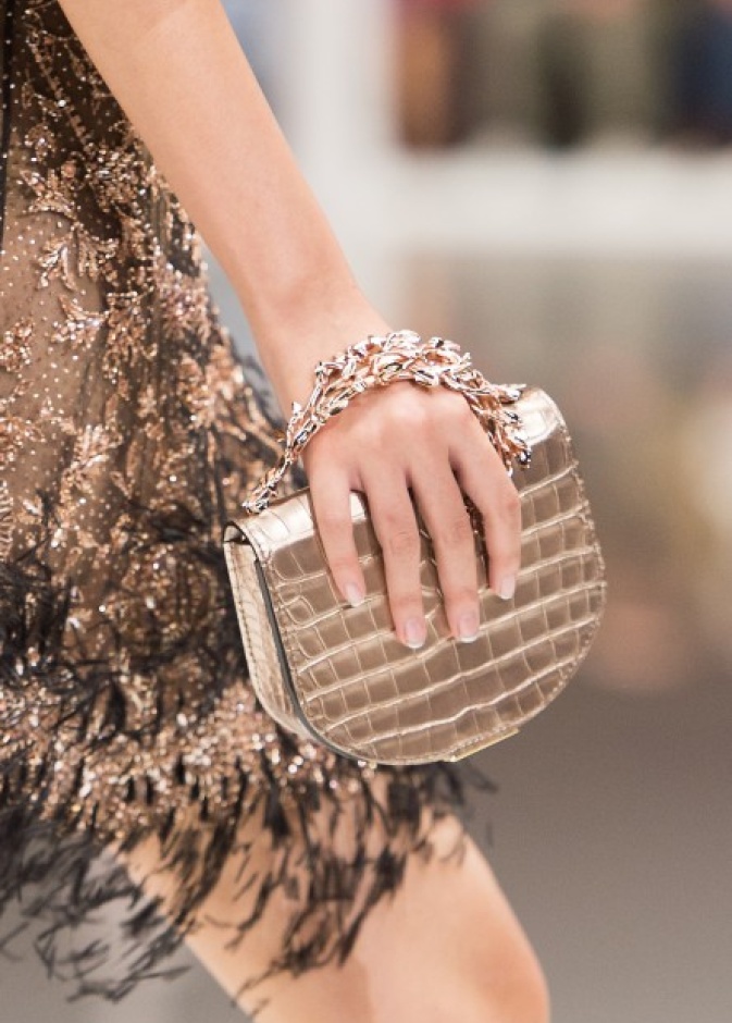 شنط كلتش ذهبية مع السلاسل المزخرفة من دار رالف أند روسو ‏Ralph & Russo