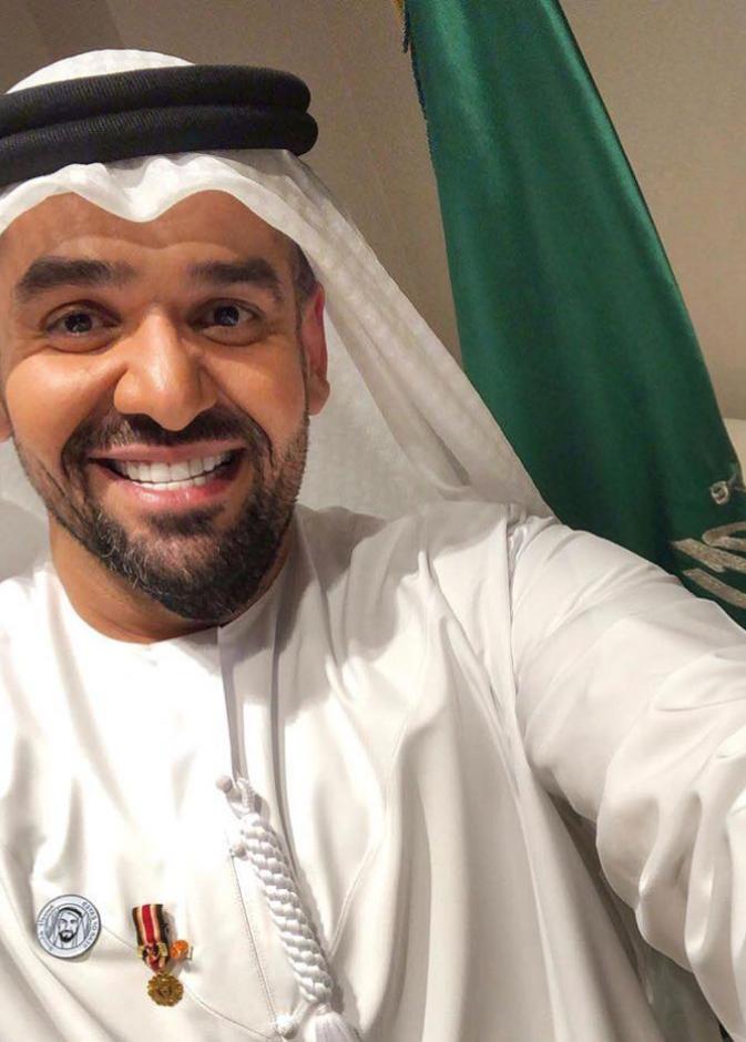 حسين الجسمي في سيلفي مع العلم السعودي في  الظهران لإحياء حفلته مساء أمس