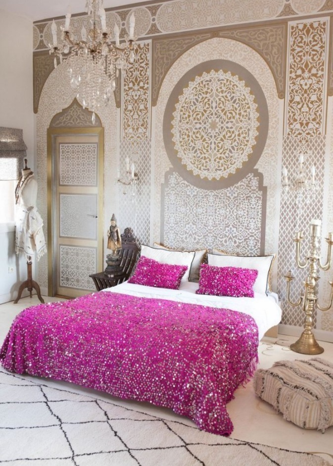 غرفة نوم تعتمد اكسسوارات مستوحاة من التراث العربي