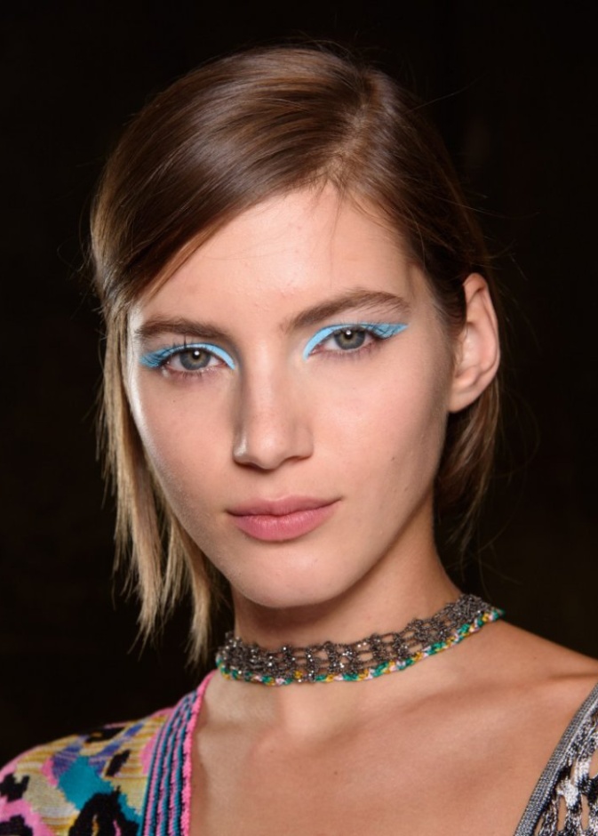 ألوان قوية وكشرقة بالتدرجات الصفراء والزهرية