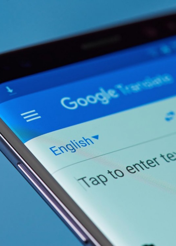 تطبيق Google Translate بات يدعم الترجمة دون اتصال معتمدا على الذكاء الاصطناعي