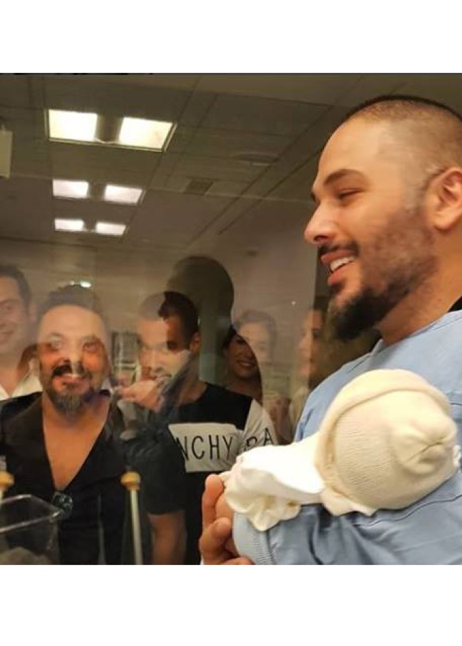 رامي عيّاش يشارك متابعيه صورة وهو يحمل مولودته الجديدة أيانا