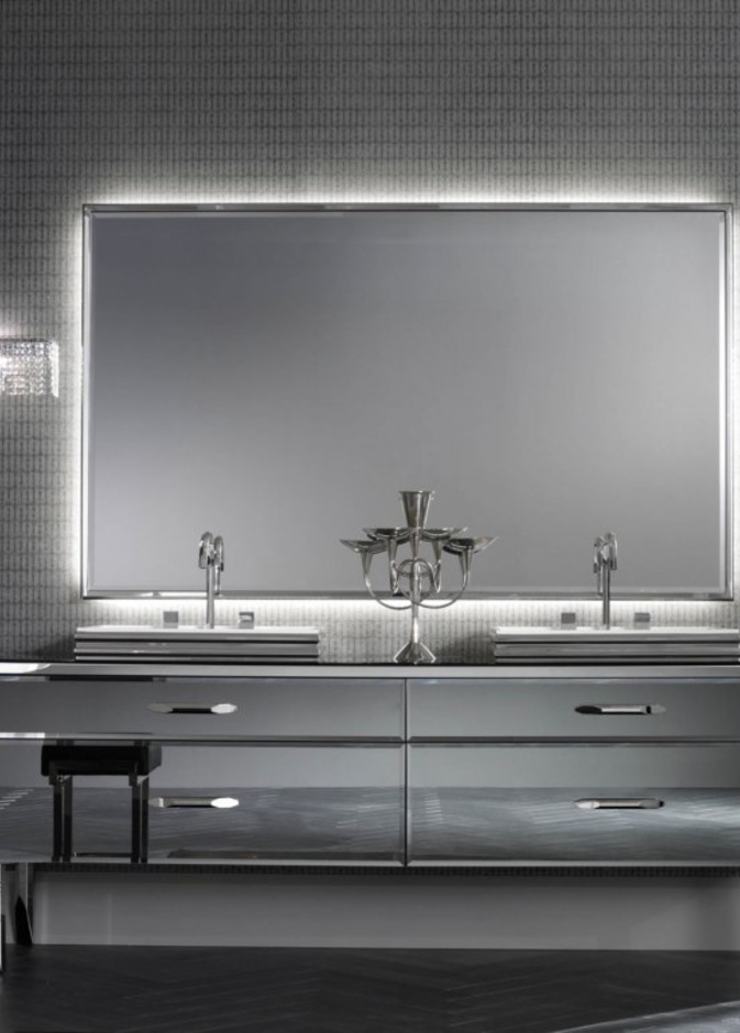 جدار الحمام عبارة عن مرآة كبيرة 