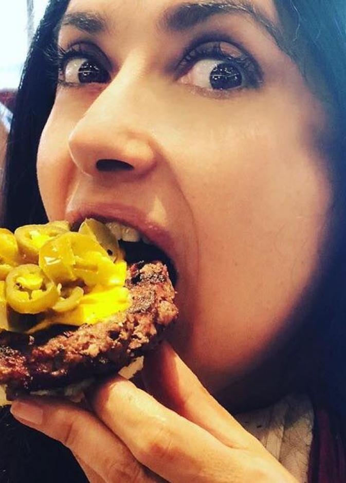 صورة طريفة لسلمى حايك وهي تستمتع بتناول الهالبينو
