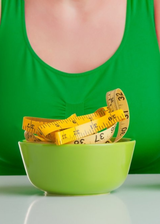 قومي بقراءة المعلومات الغذائية على الملصقات عند حساب السعرات الحرارية