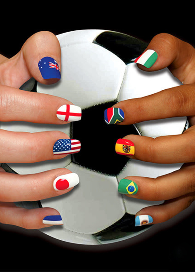 طلاء أظافر لخلق روح المنافسة في كرة القدم