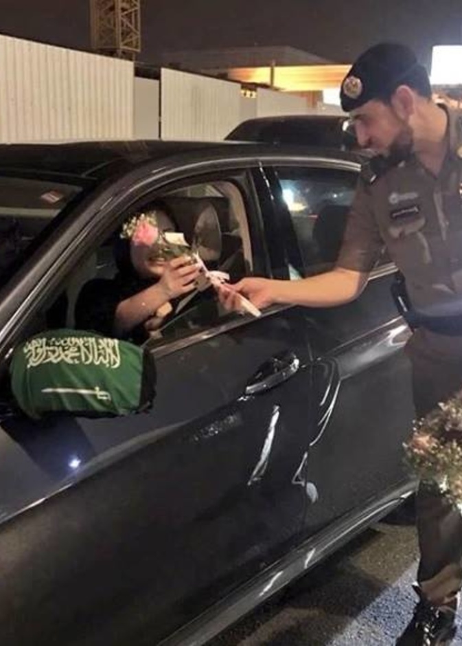 ترحيب بالورود من مرور السعودية مع عبارة "رافقتكم السلامة" في أول يوم من قيادة المرأة