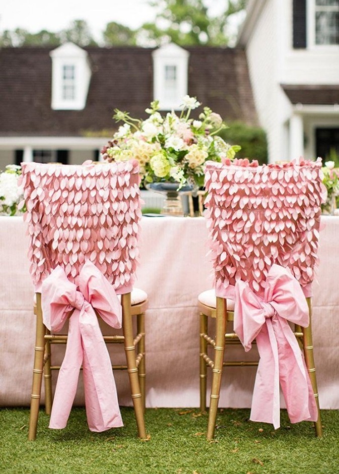 كراسي مزينة بالترتر